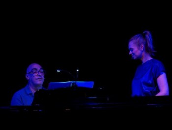Karin CLERCK et pianiste 490x371