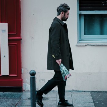 Roman Paul Benjamin Vialatte  2026-01-16 Roses_fenêtre bleue recadrée 500x500