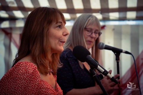 Nathalie Miravette en duo avec Robinsonne (photos Jonas Graphiste)